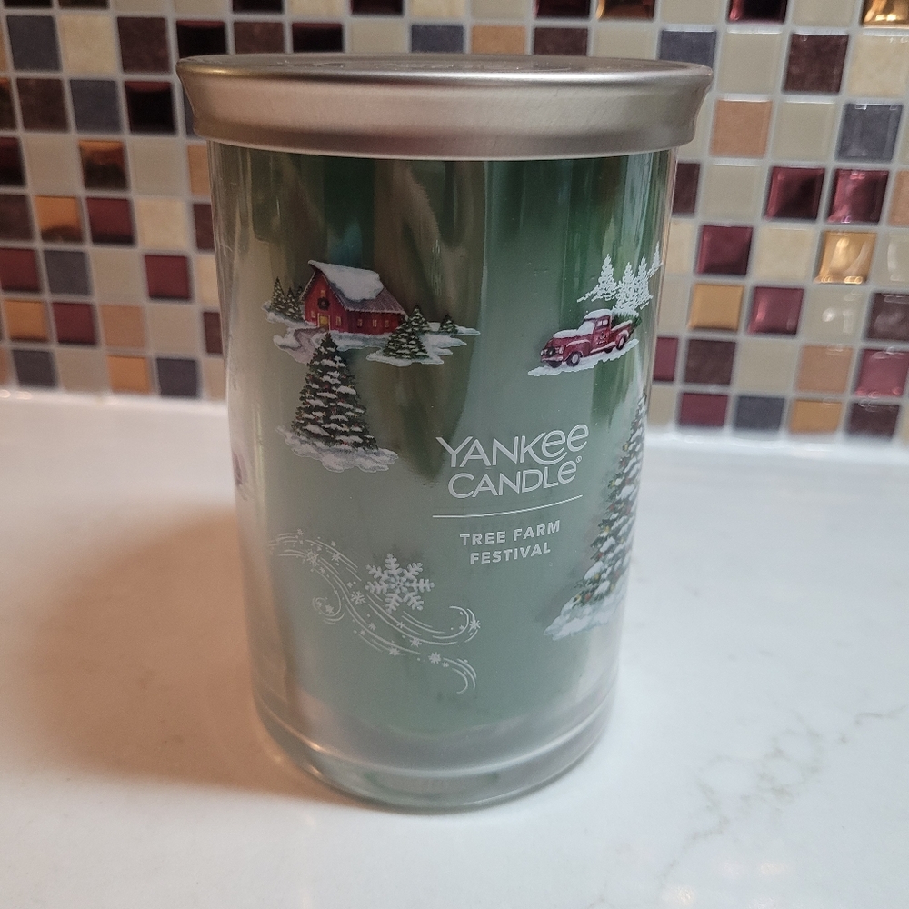 Yankee Candle Tree Farm Festival in Forest Green 20 oz Tumbler 2 Wick Candle NWT